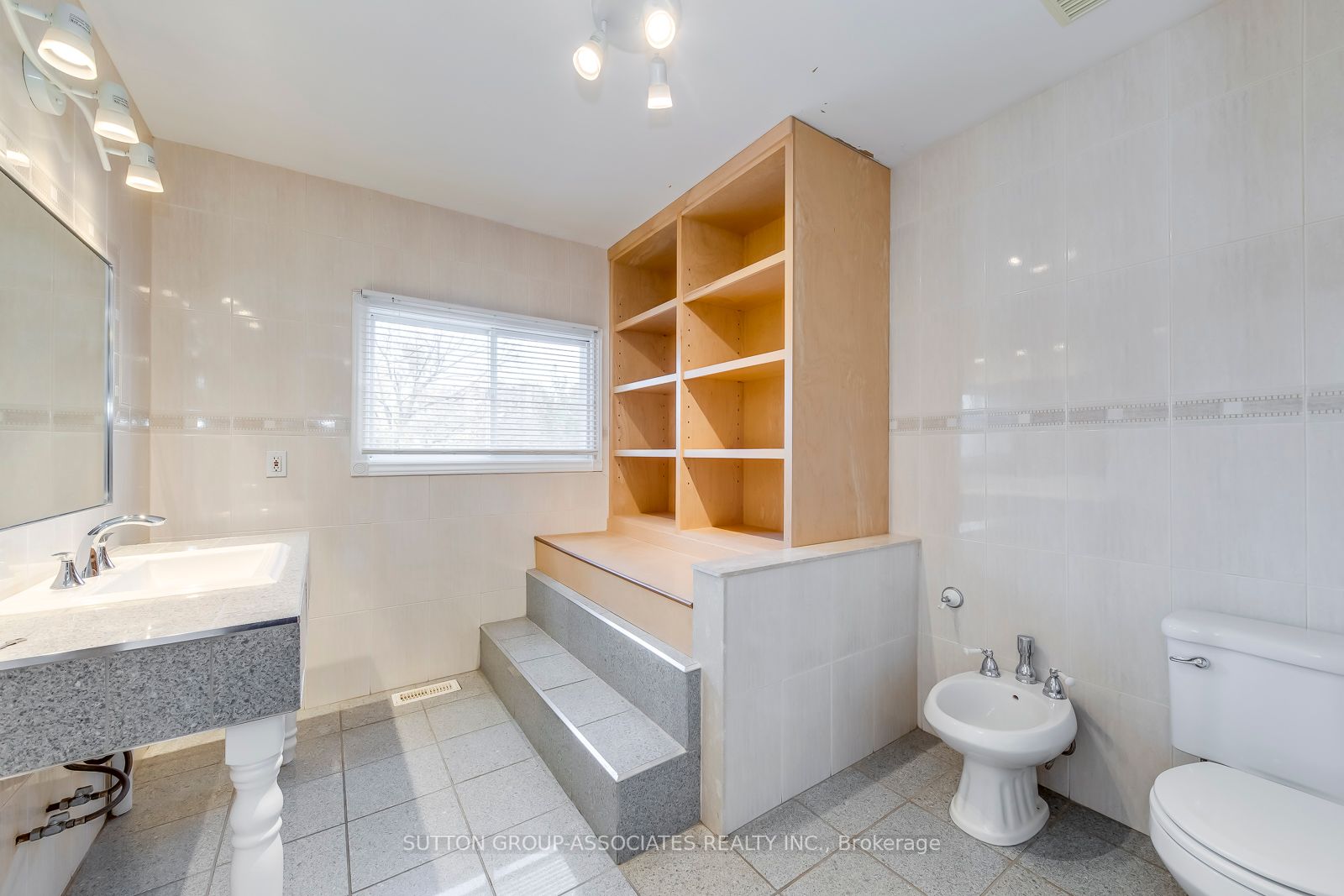 3564 Eglinton Ave W, #2nd Fl.