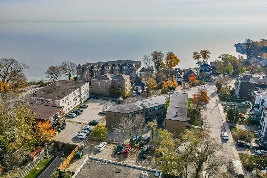 8 Lake Shore Dr