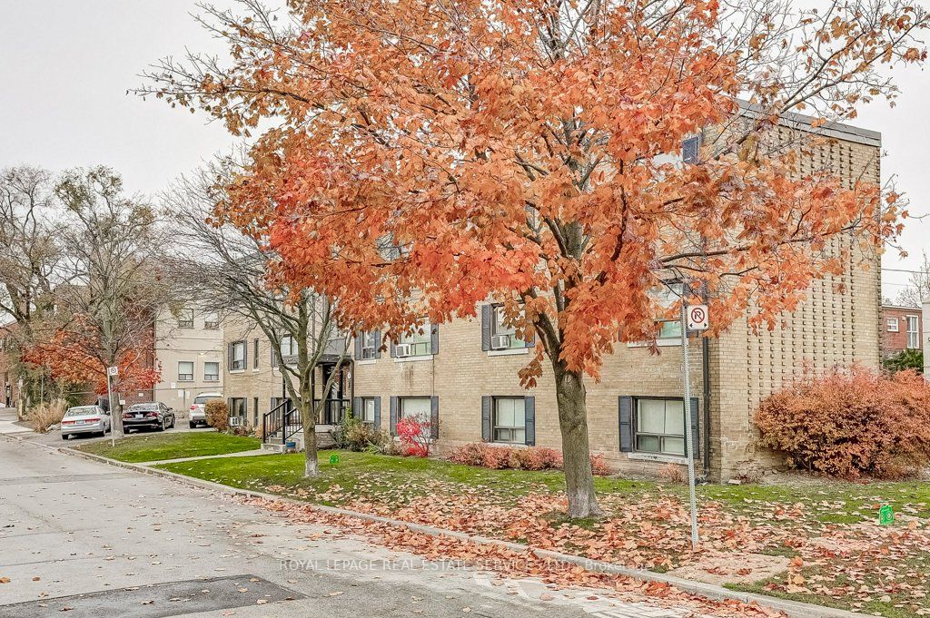 8 Lake Shore Dr