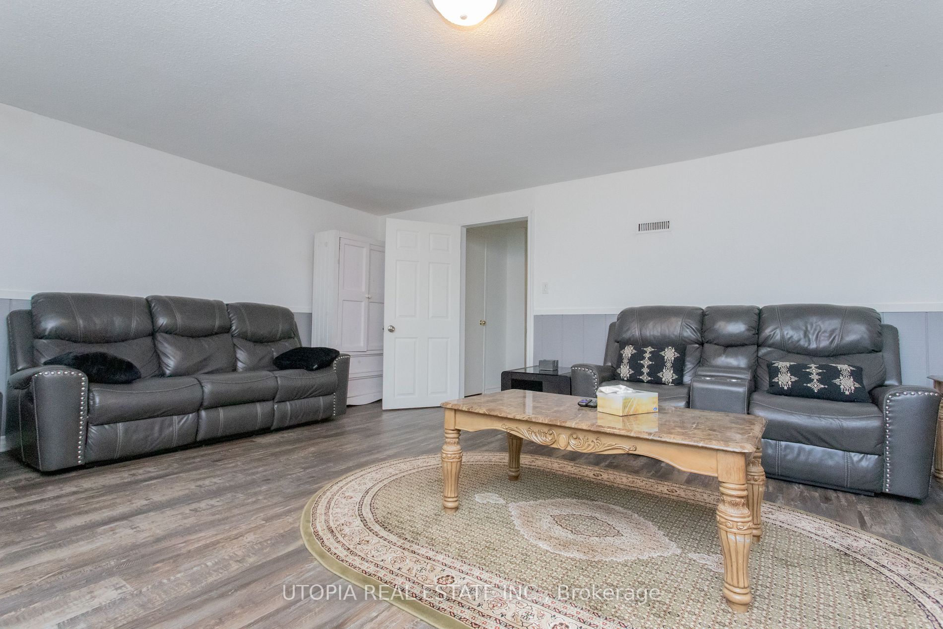 165 North Service Rd E