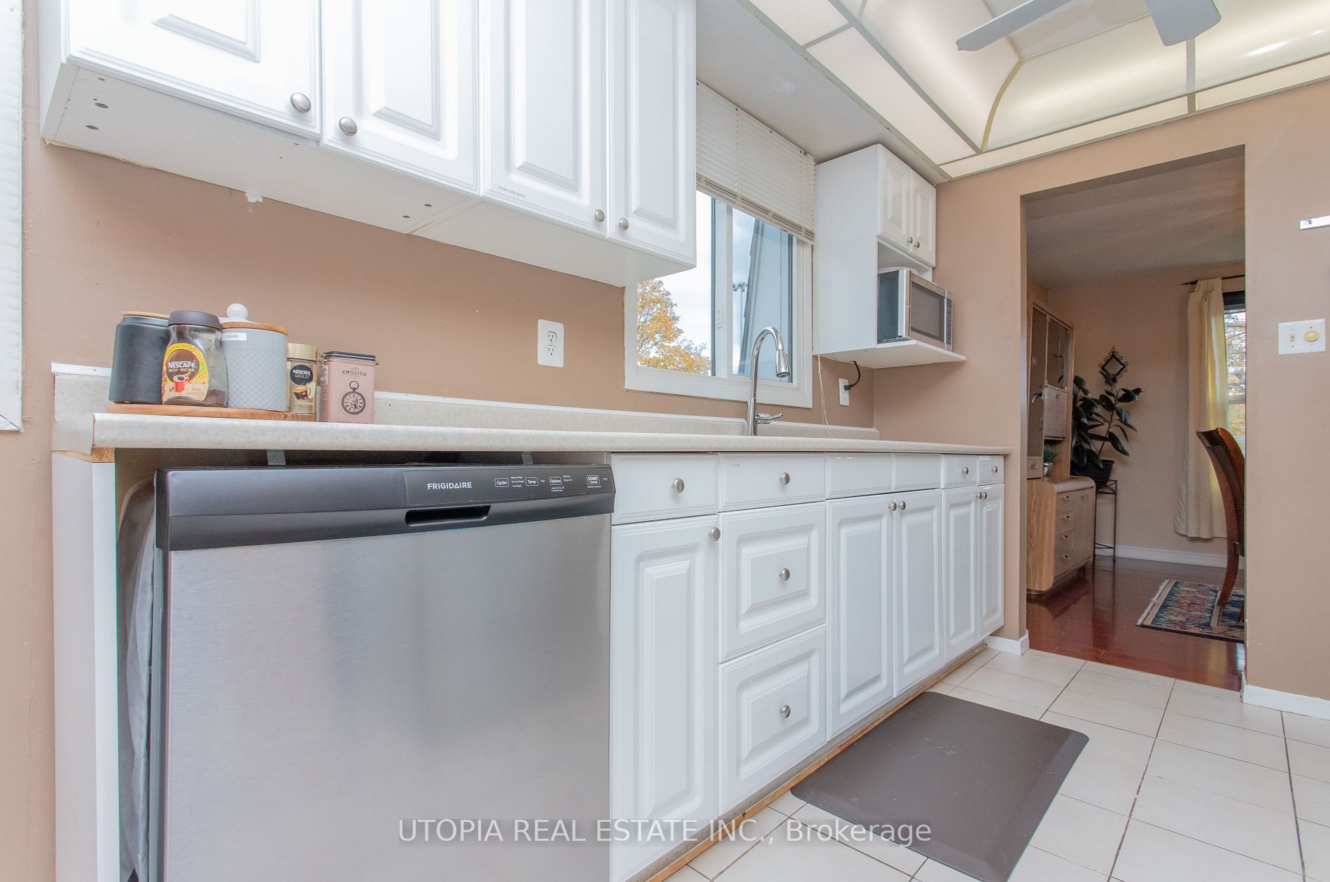 165 North Service Rd E