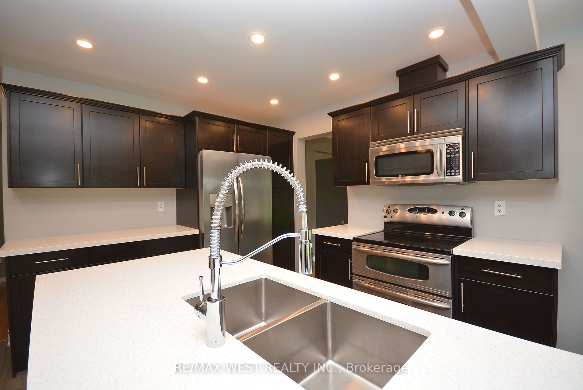 6 Steen Dr, #Upper