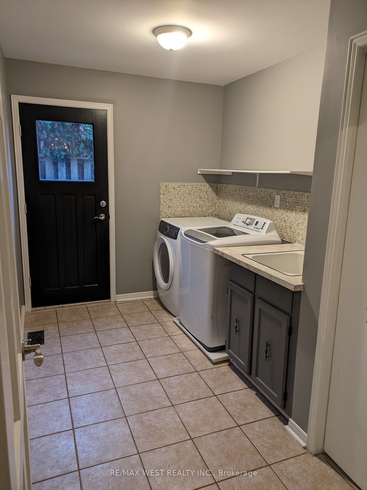 6 Steen Dr, #Upper