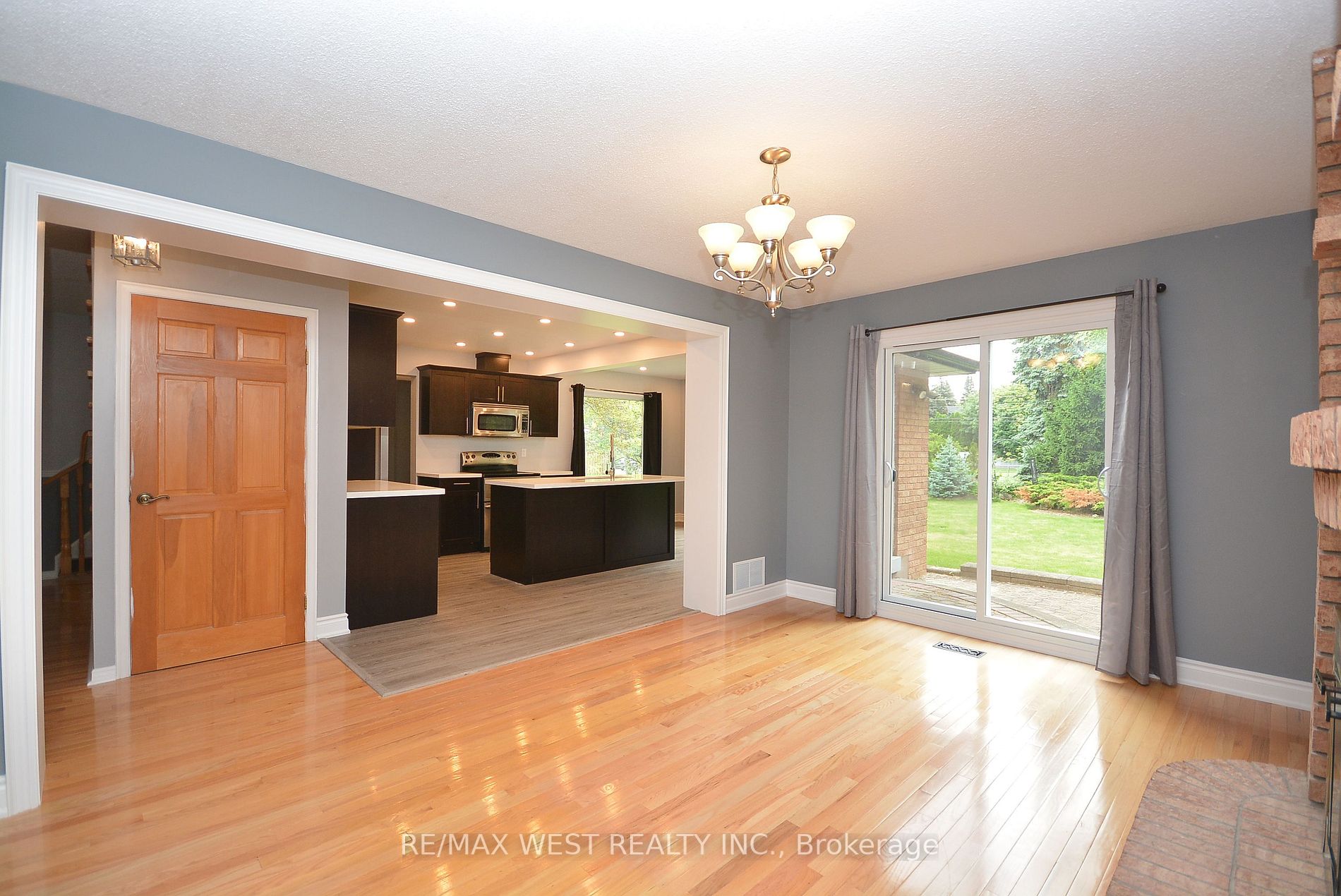 6 Steen Dr, #Upper