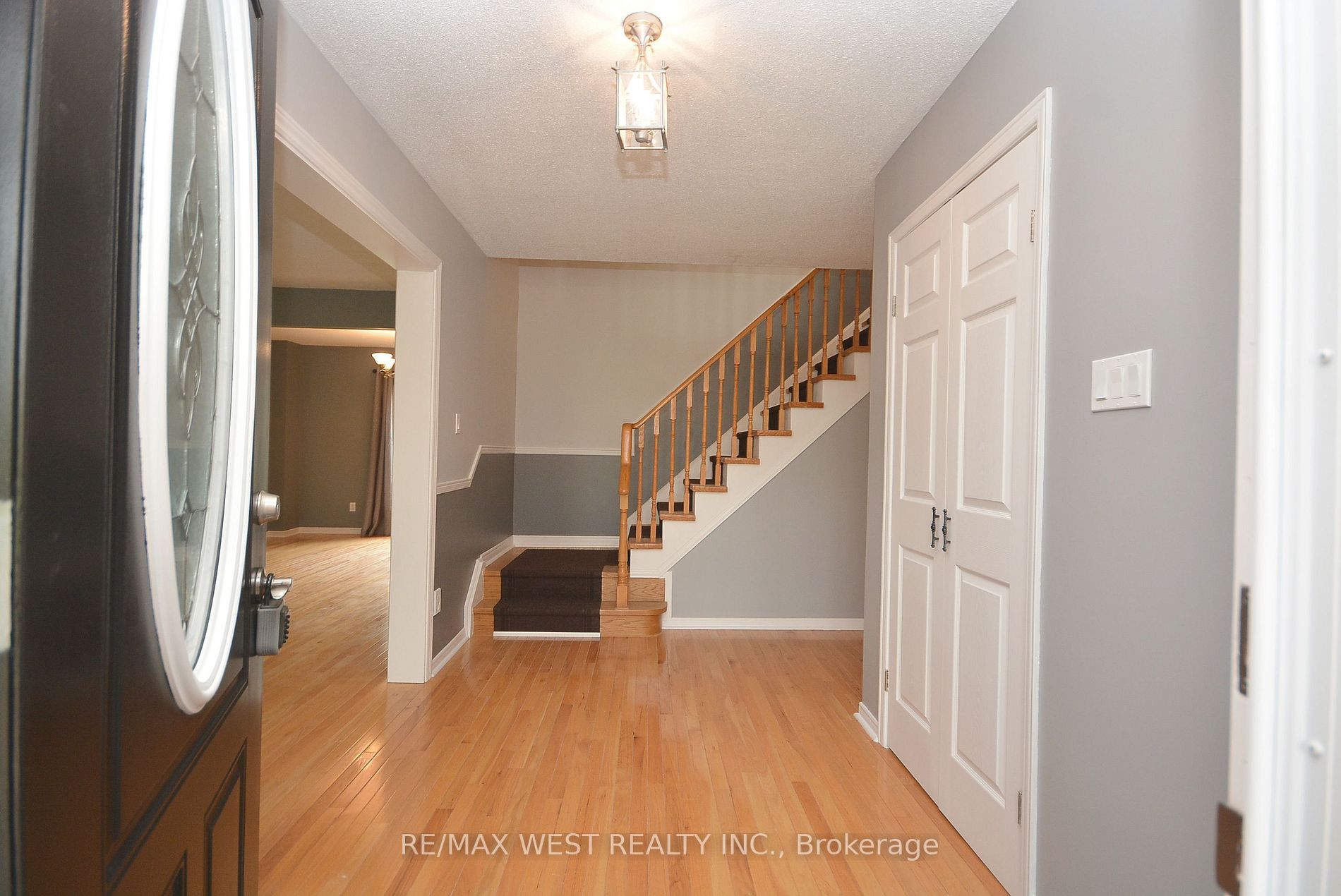 6 Steen Dr, #Upper