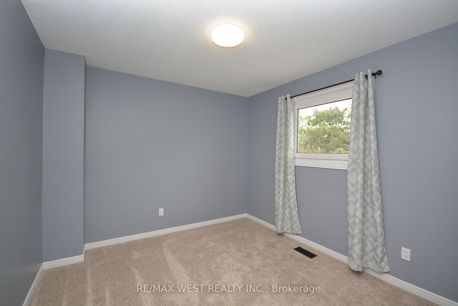 6 Steen Dr, #Upper