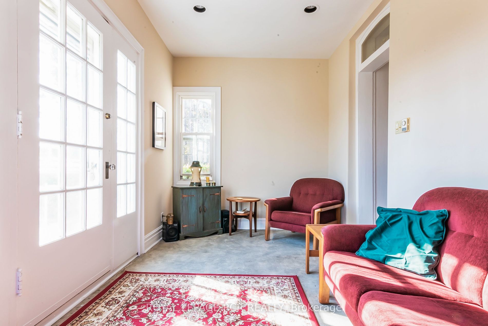 1380 Queen St W