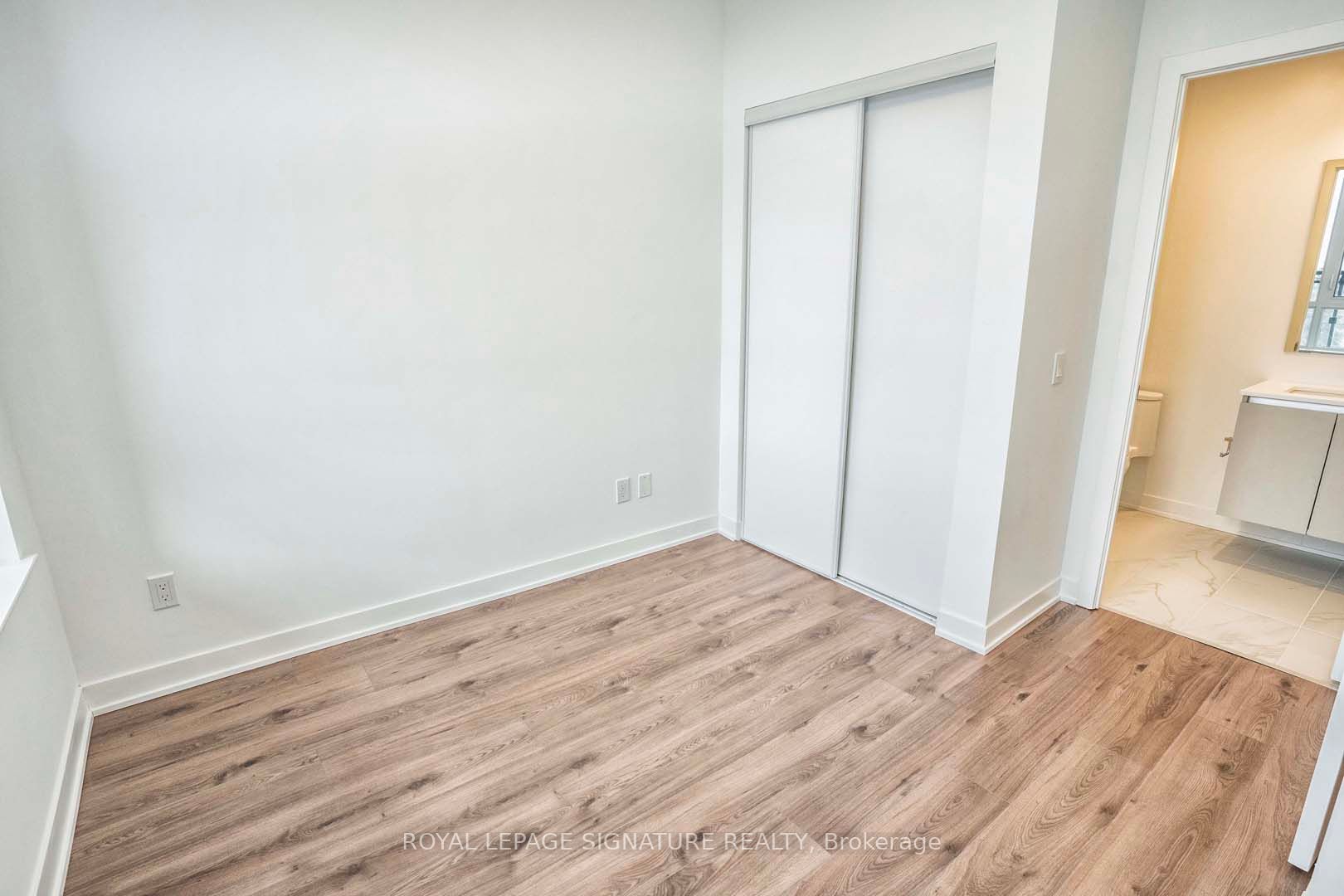 405 Dundas St W, #232