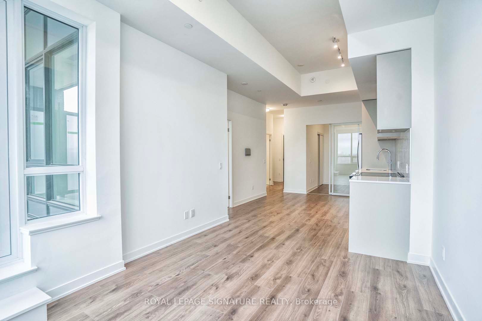 405 Dundas St W, #232