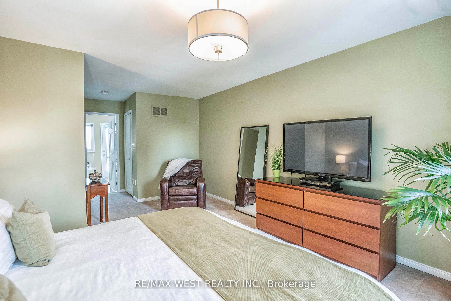 117A The Queensway, #102