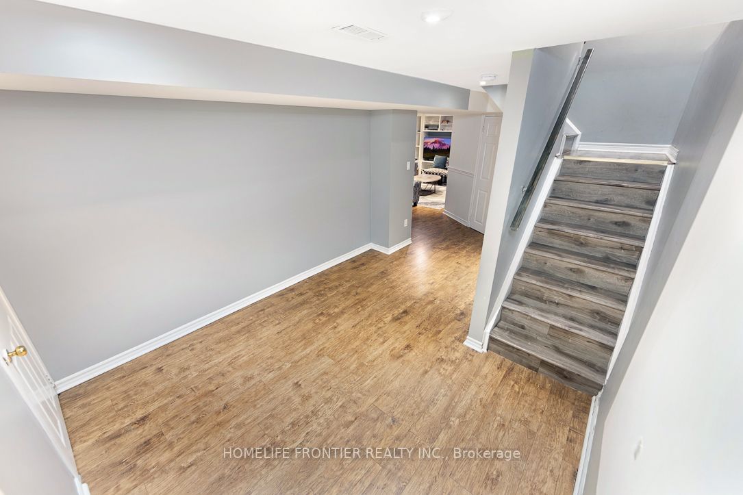 2577 Longridge Cres