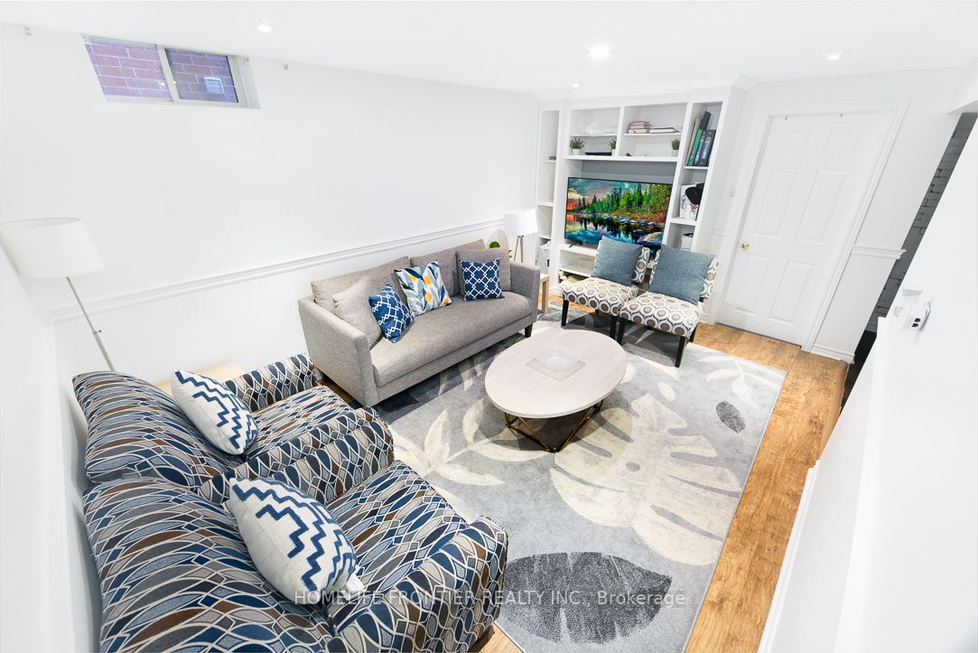 2577 Longridge Cres