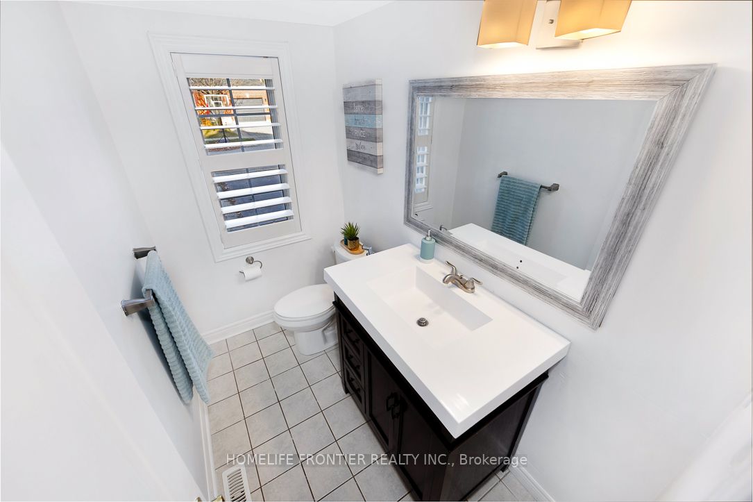 2577 Longridge Cres