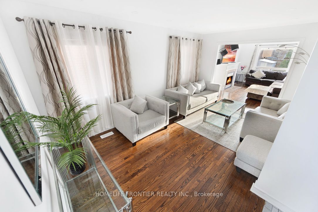 2577 Longridge Cres