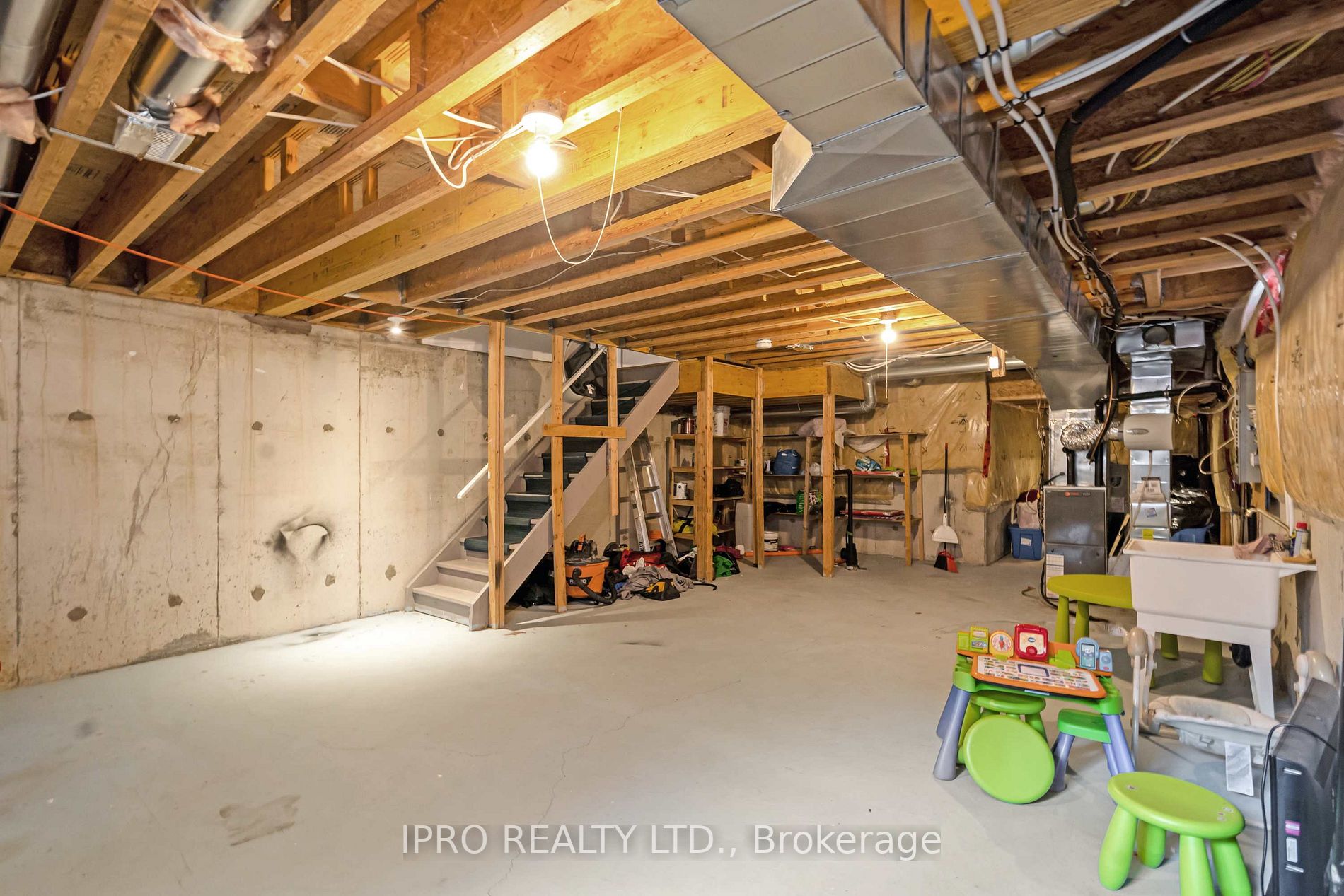 573 Willmott Cres