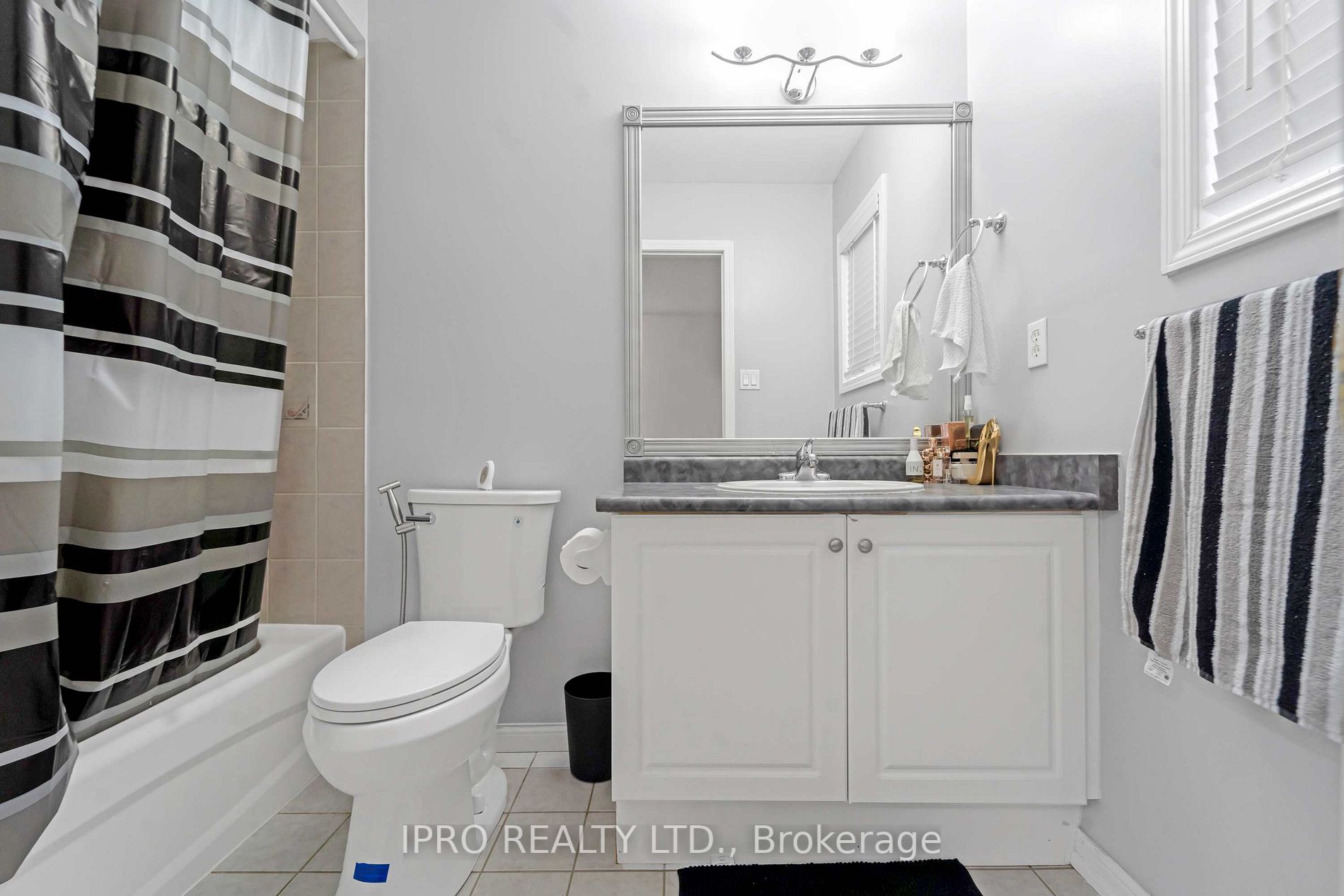 573 Willmott Cres