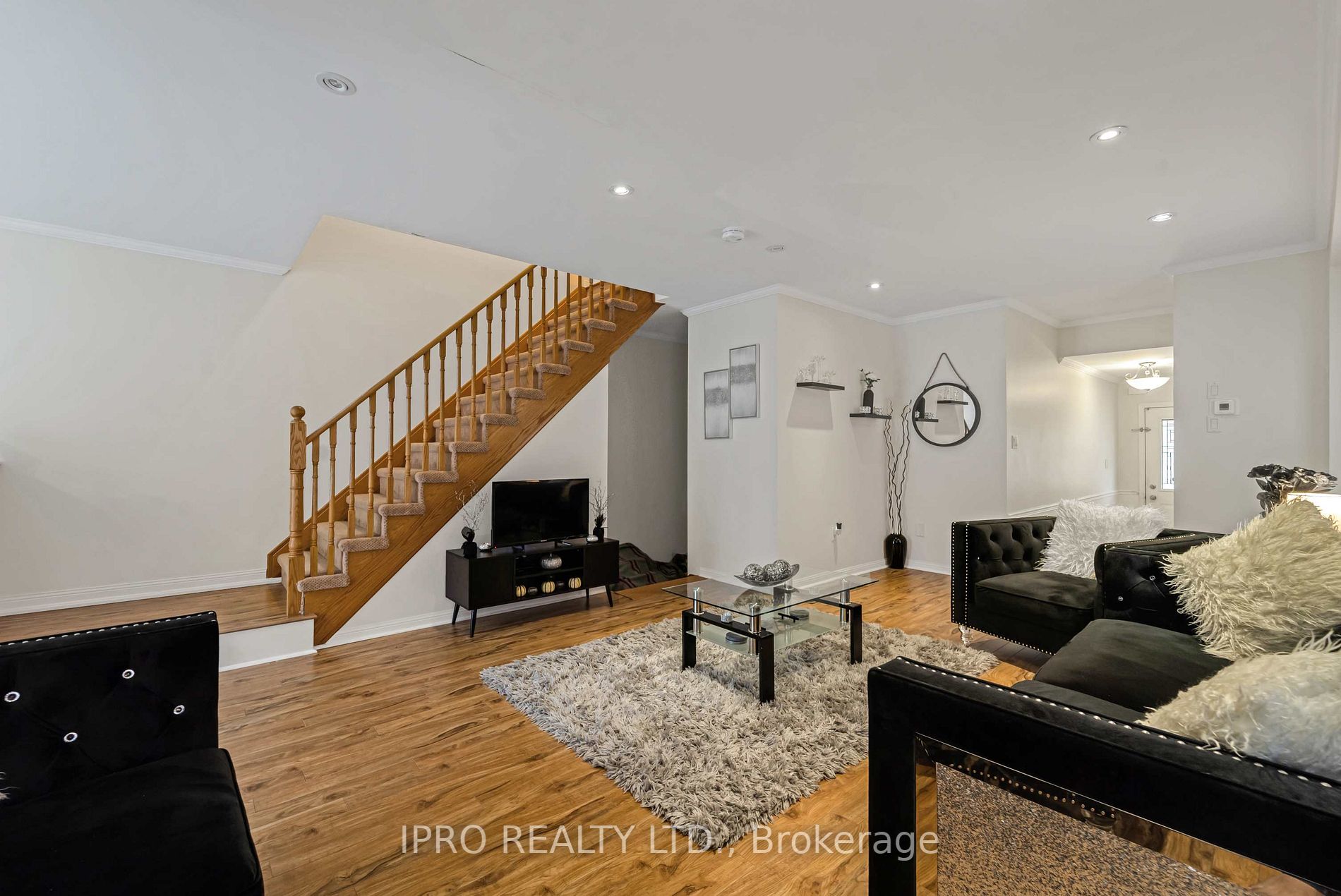 573 Willmott Cres