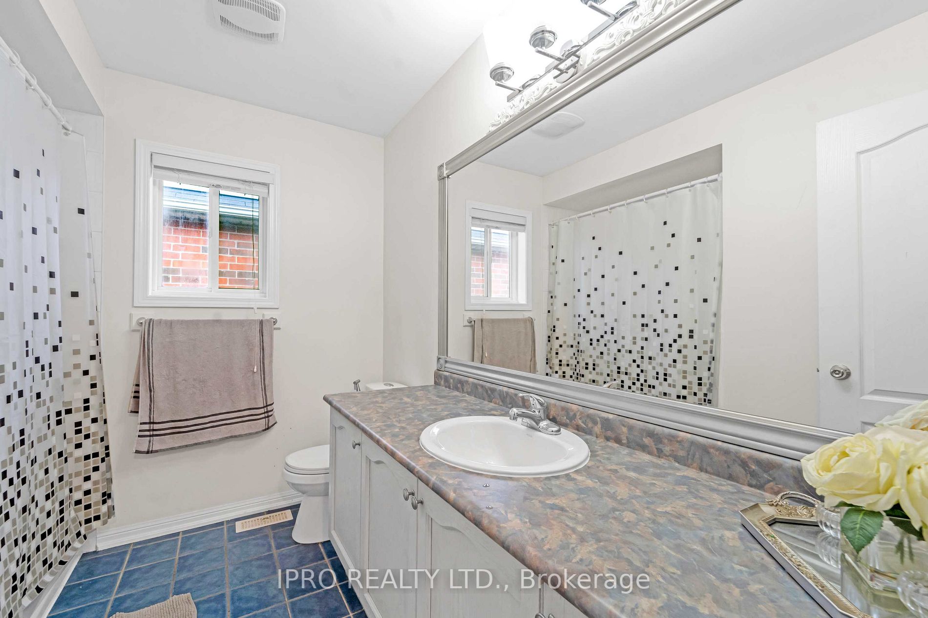 573 Willmott Cres