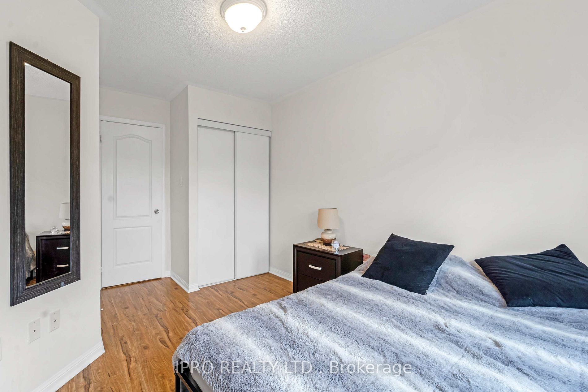 573 Willmott Cres