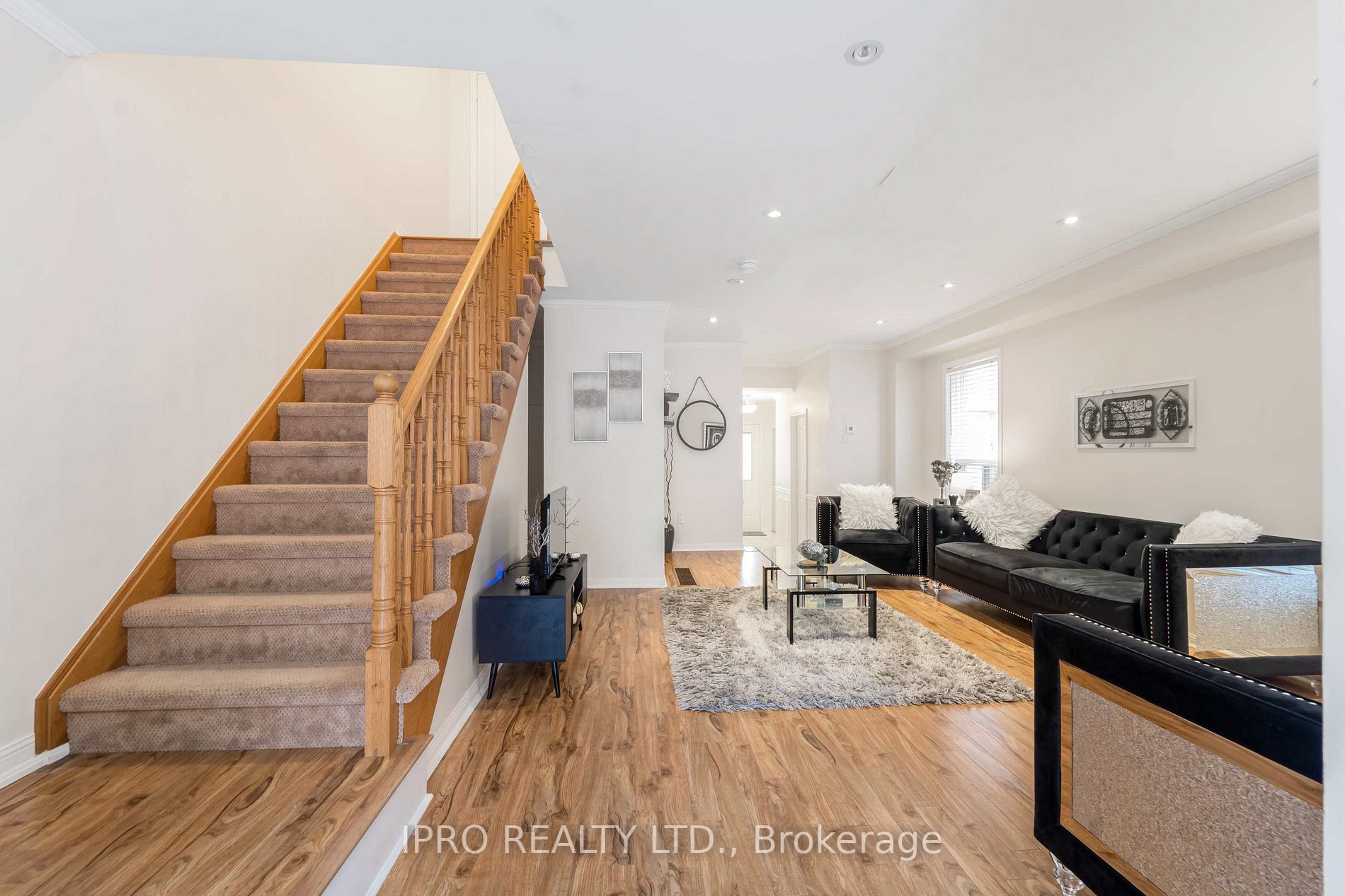573 Willmott Cres
