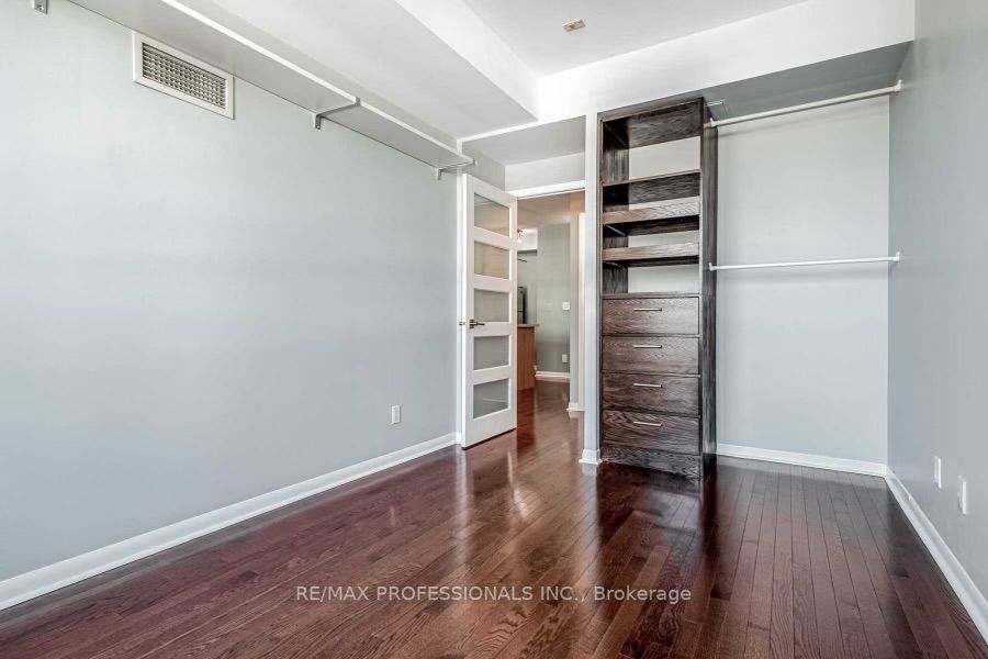 3391 Bloor St W, #415