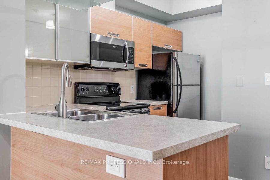 3391 Bloor St W, #415