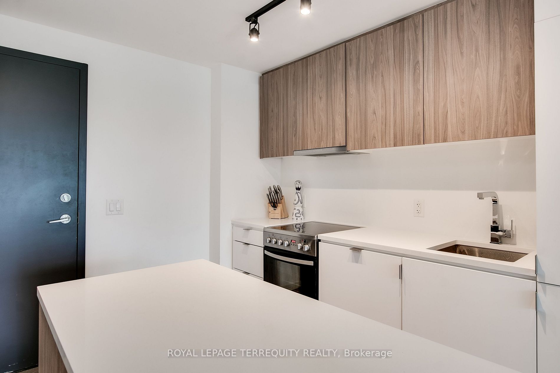7 Smith Cres, #526