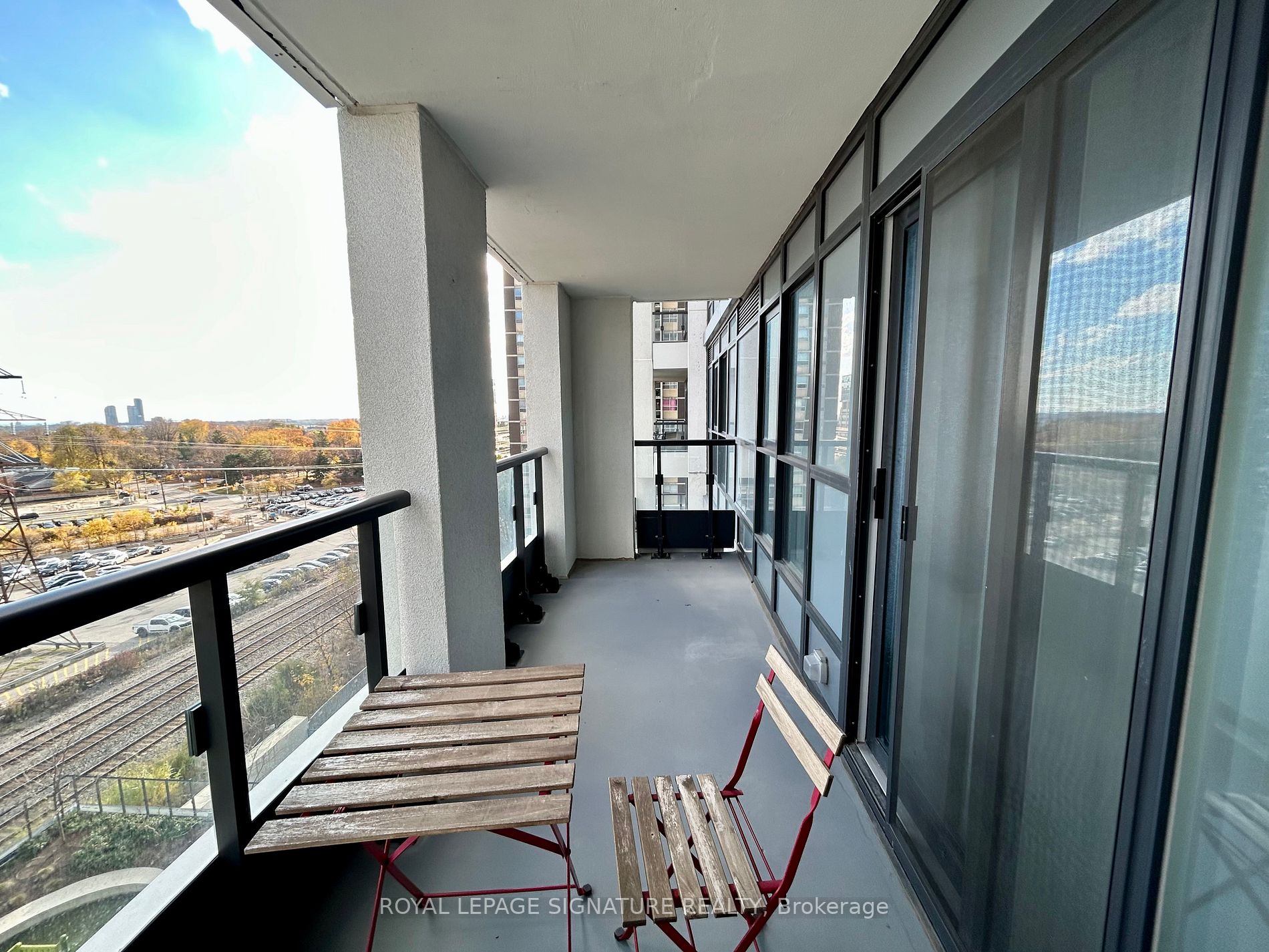 9 Mabelle Ave, #822