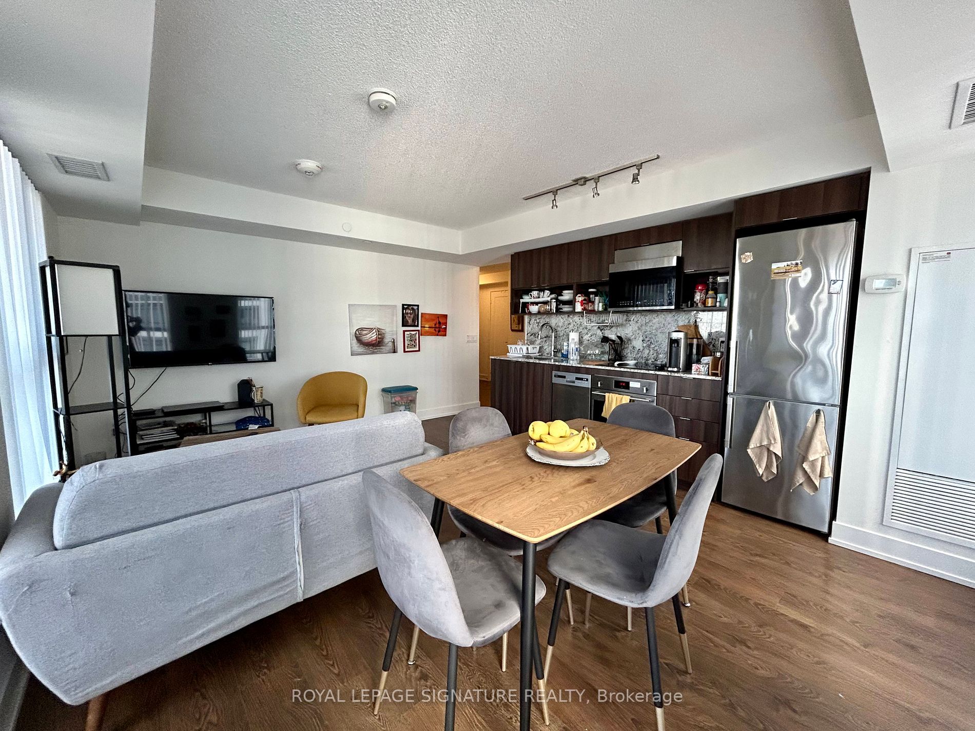 9 Mabelle Ave, #822