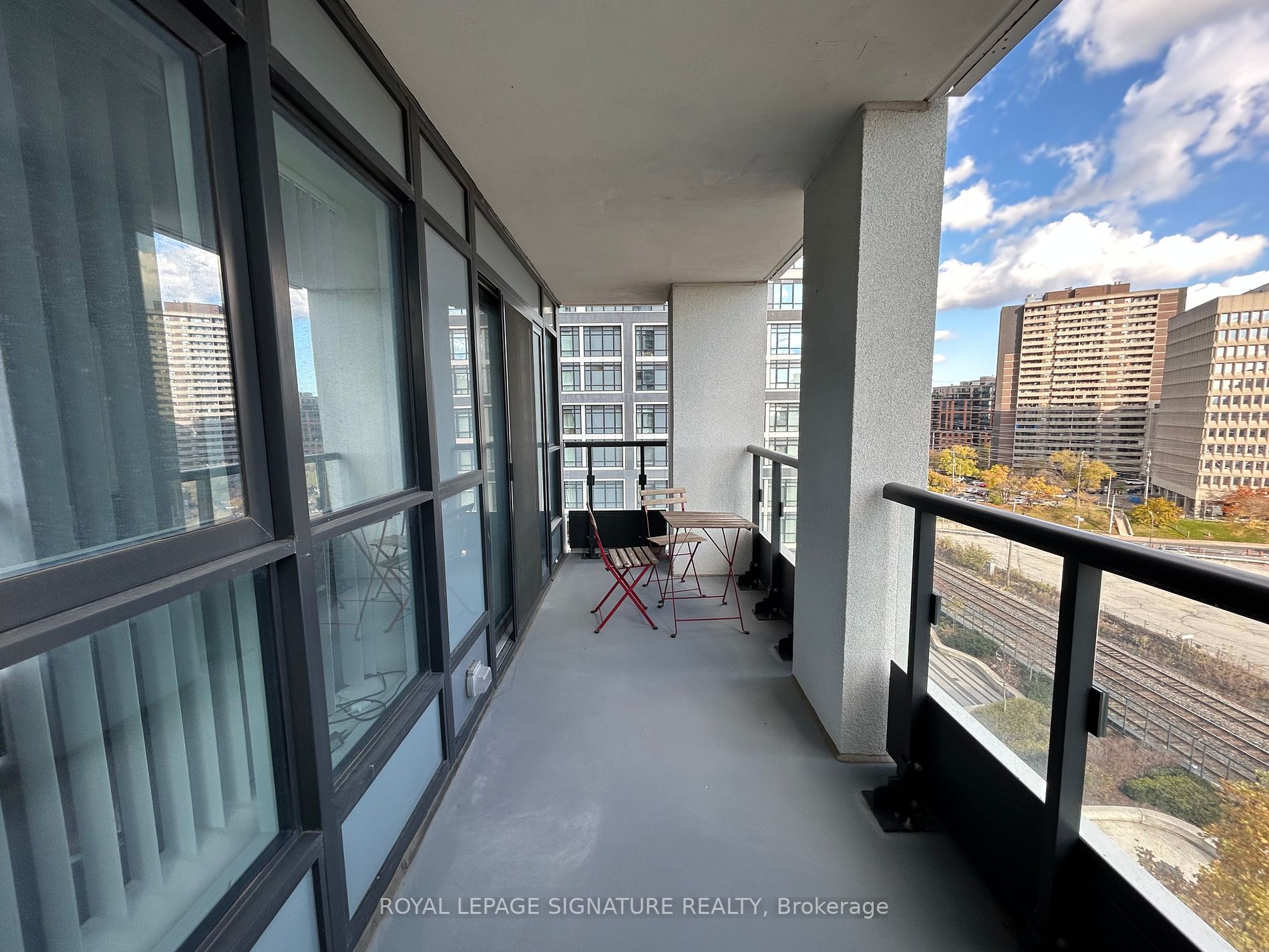 9 Mabelle Ave, #822