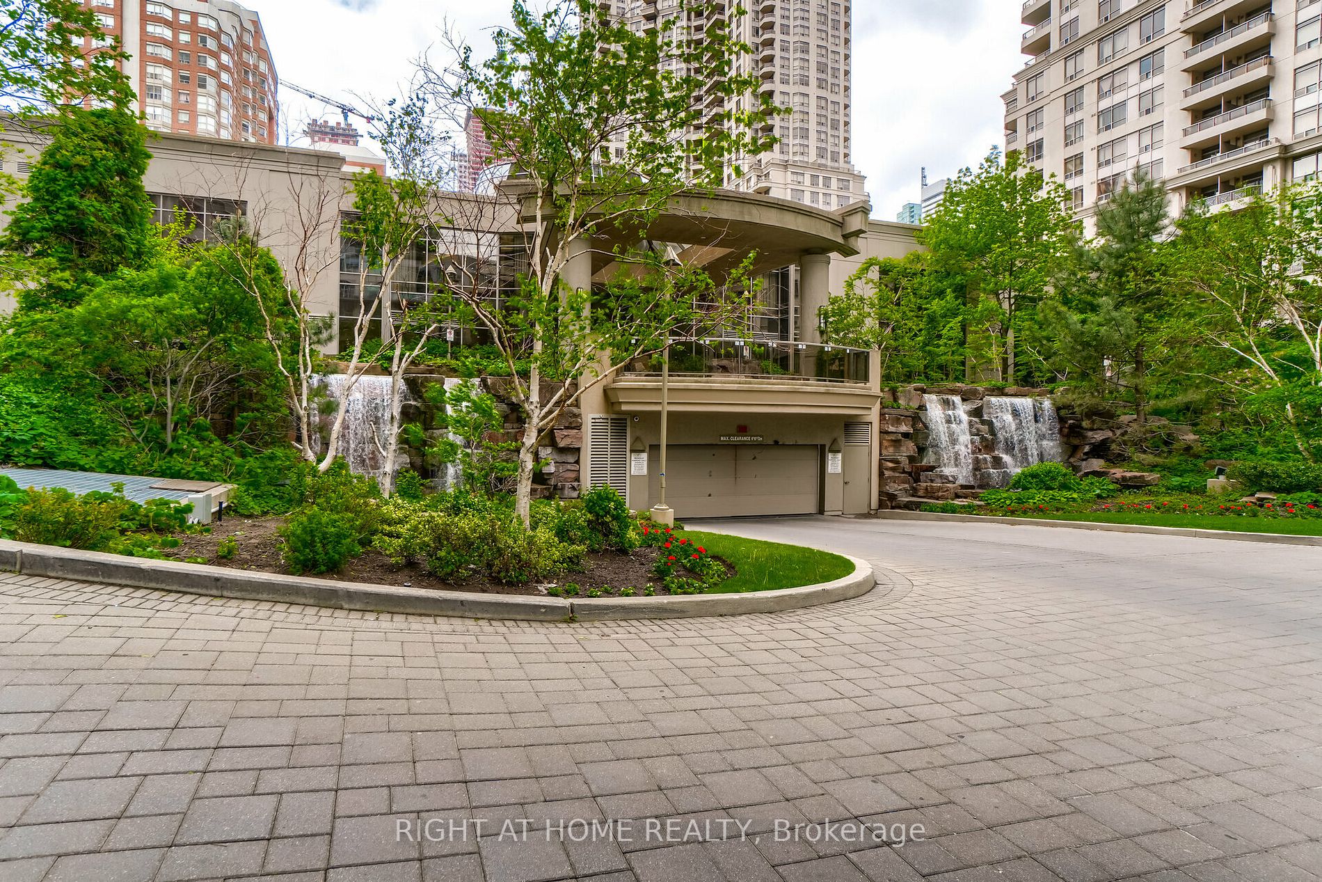 3888 Duke Of York Blvd, #1622