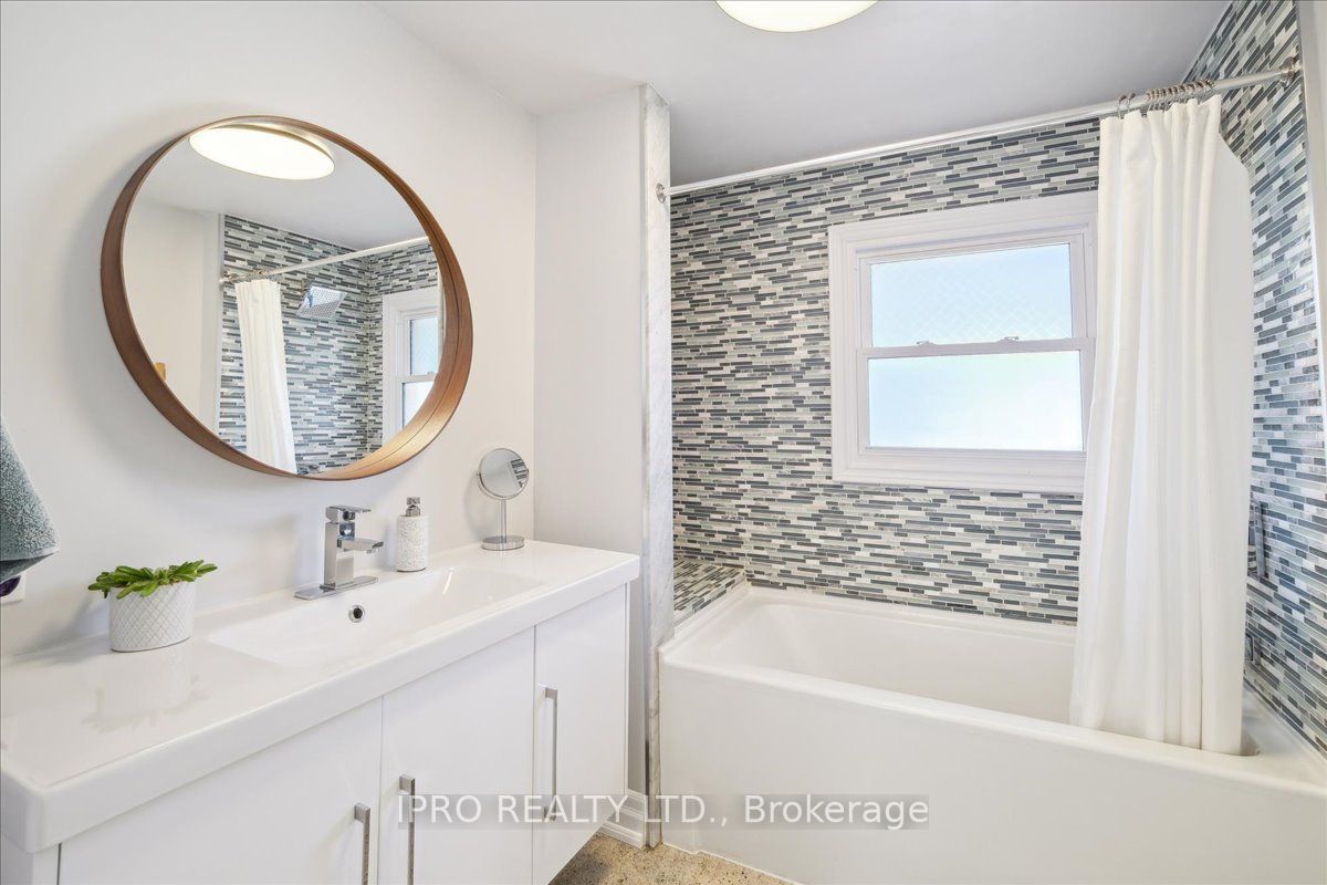 226 Queen Mary Dr