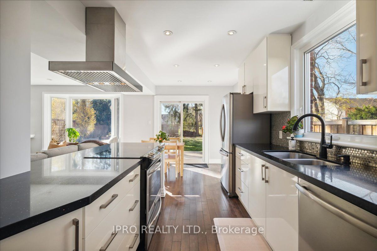 226 Queen Mary Dr