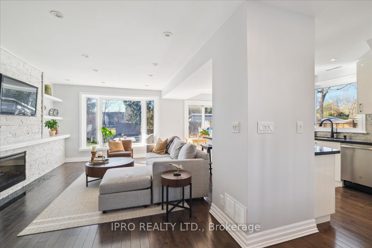 226 Queen Mary Dr