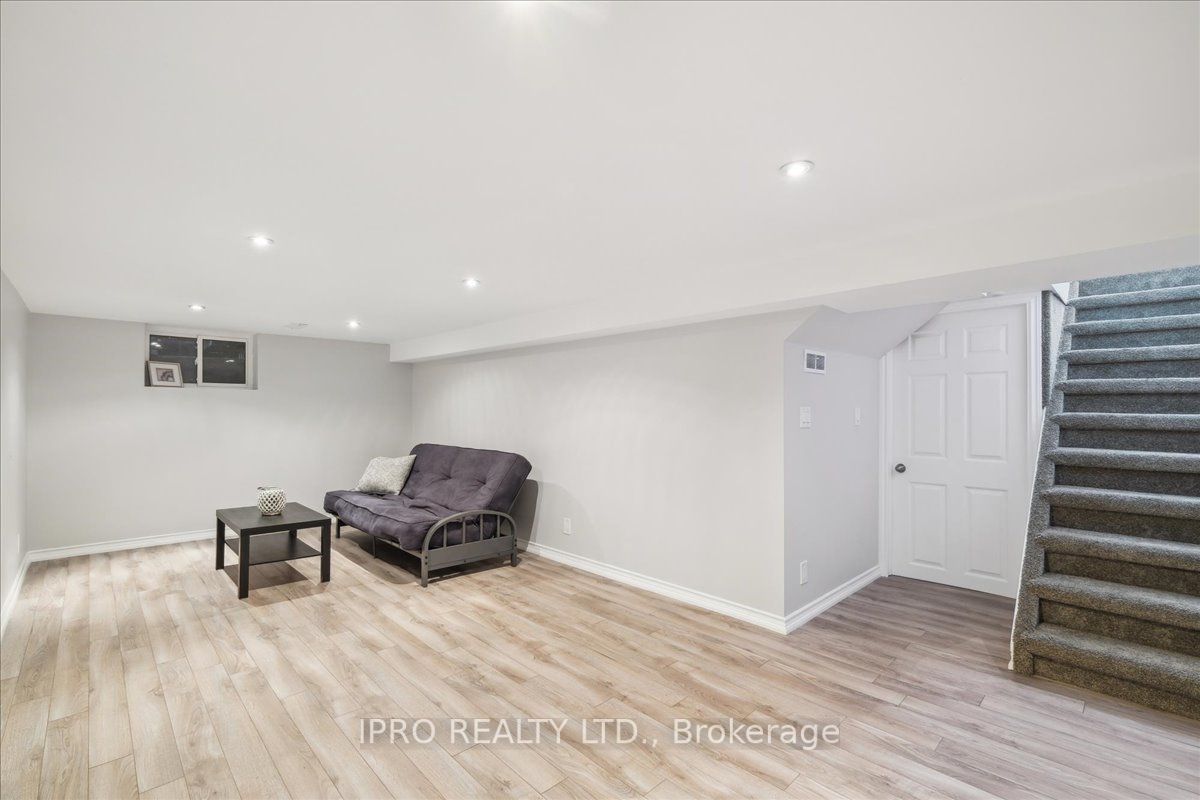 226 Queen Mary Dr