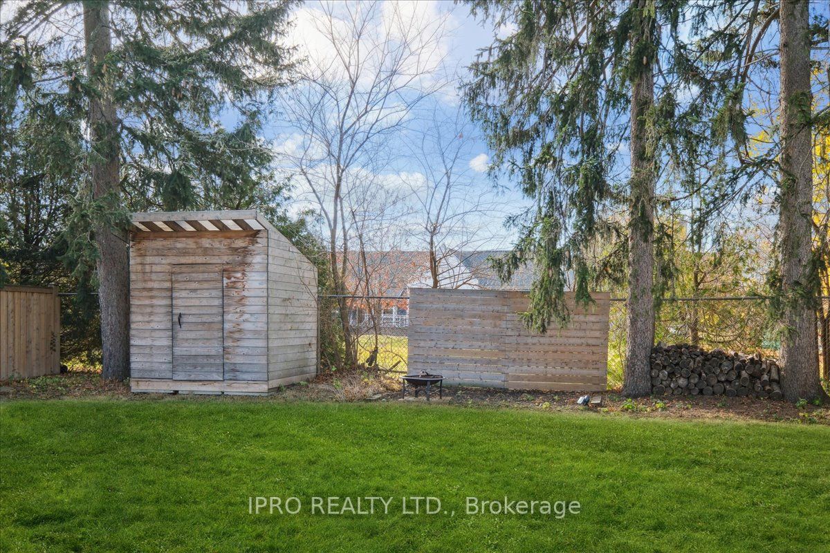 226 Queen Mary Dr