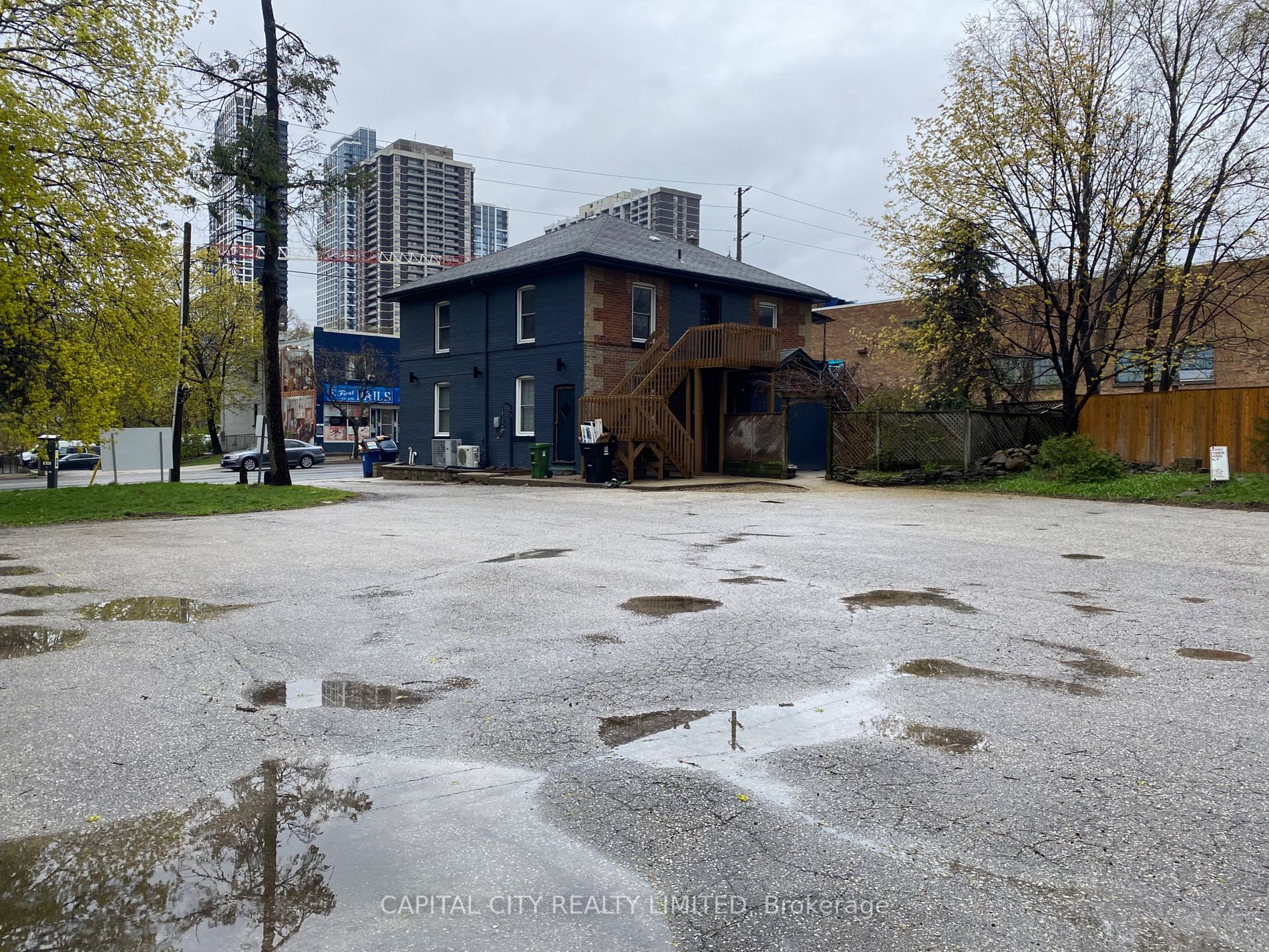 4888 Dundas St W