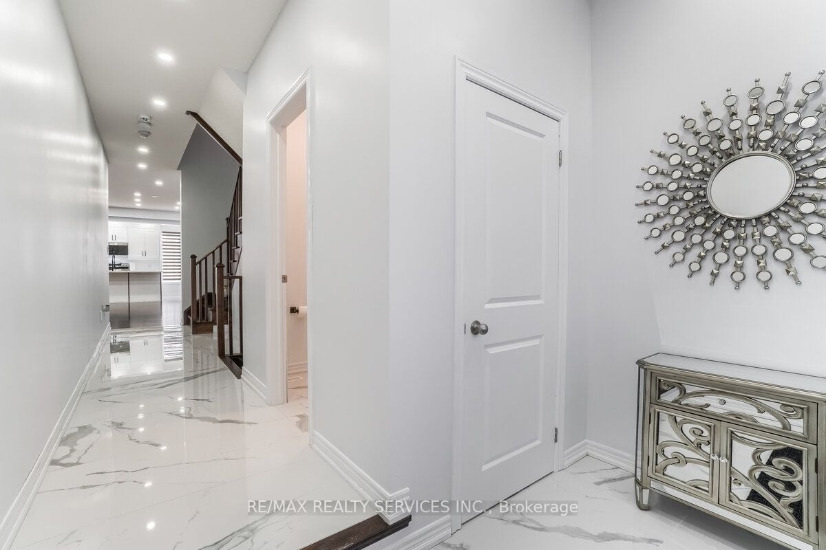 19 Angelfish Rd N