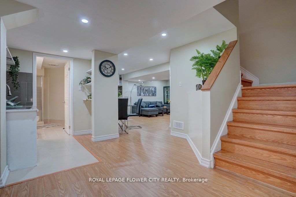 34 Bristol Ave S