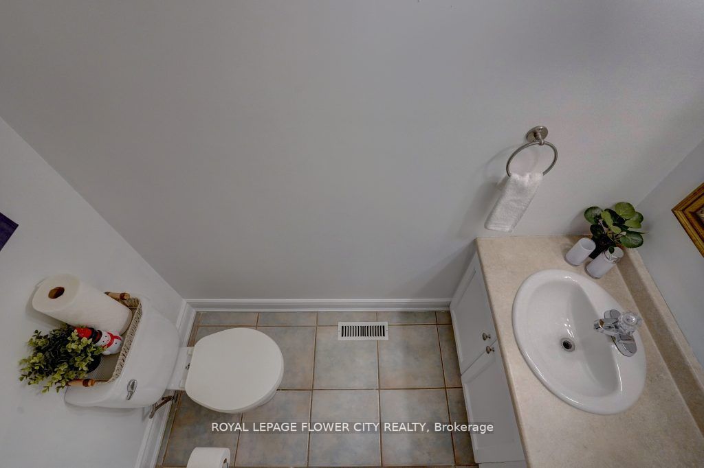 34 Bristol Ave S