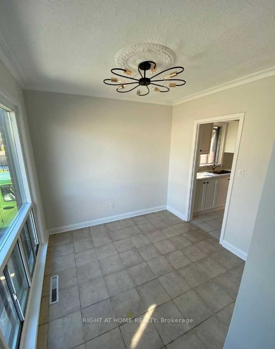 224 Felan Ave W