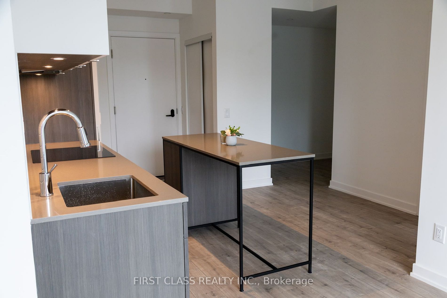 215 Lakeshore Rd W, #213