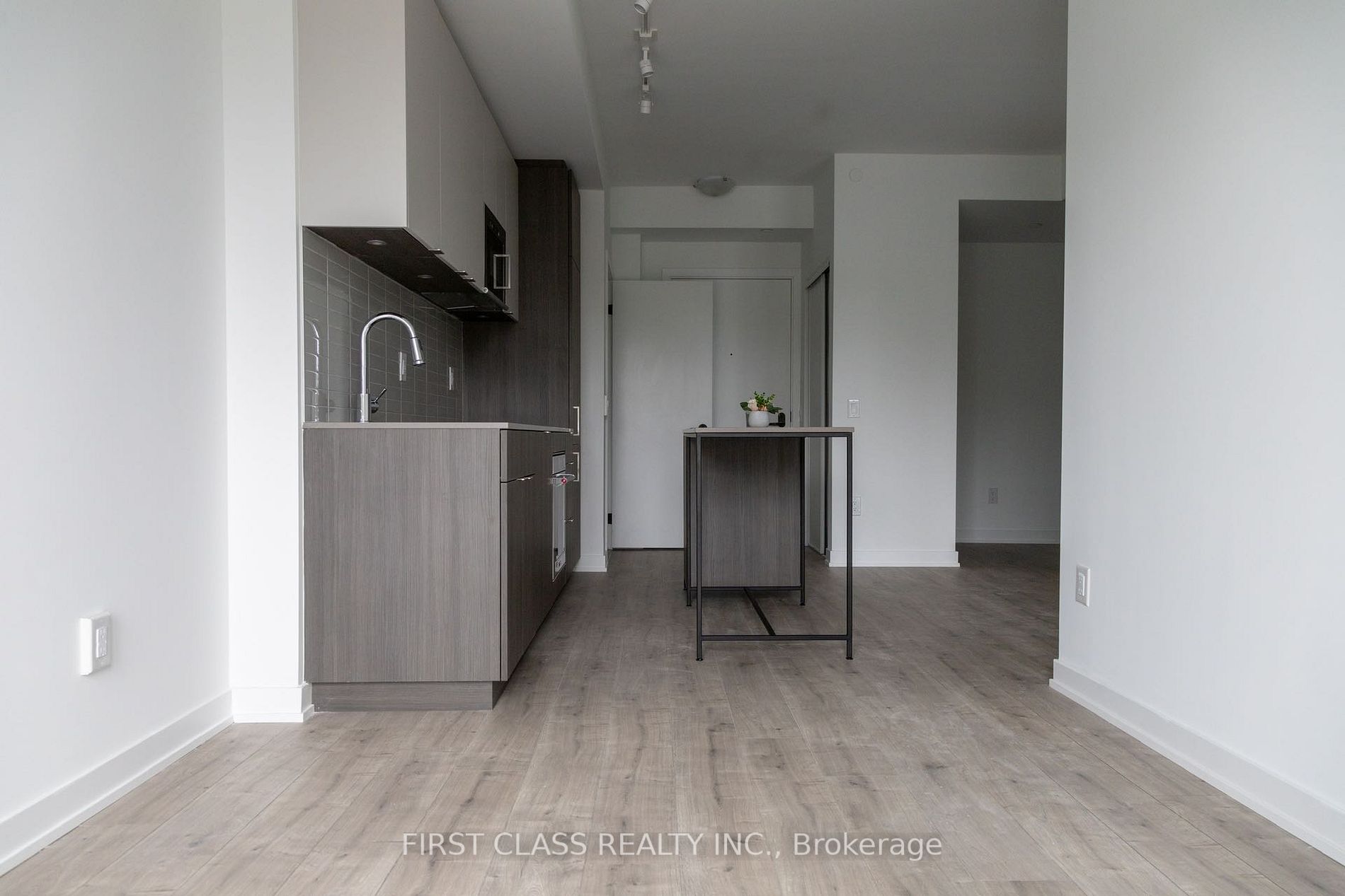 215 Lakeshore Rd W, #213