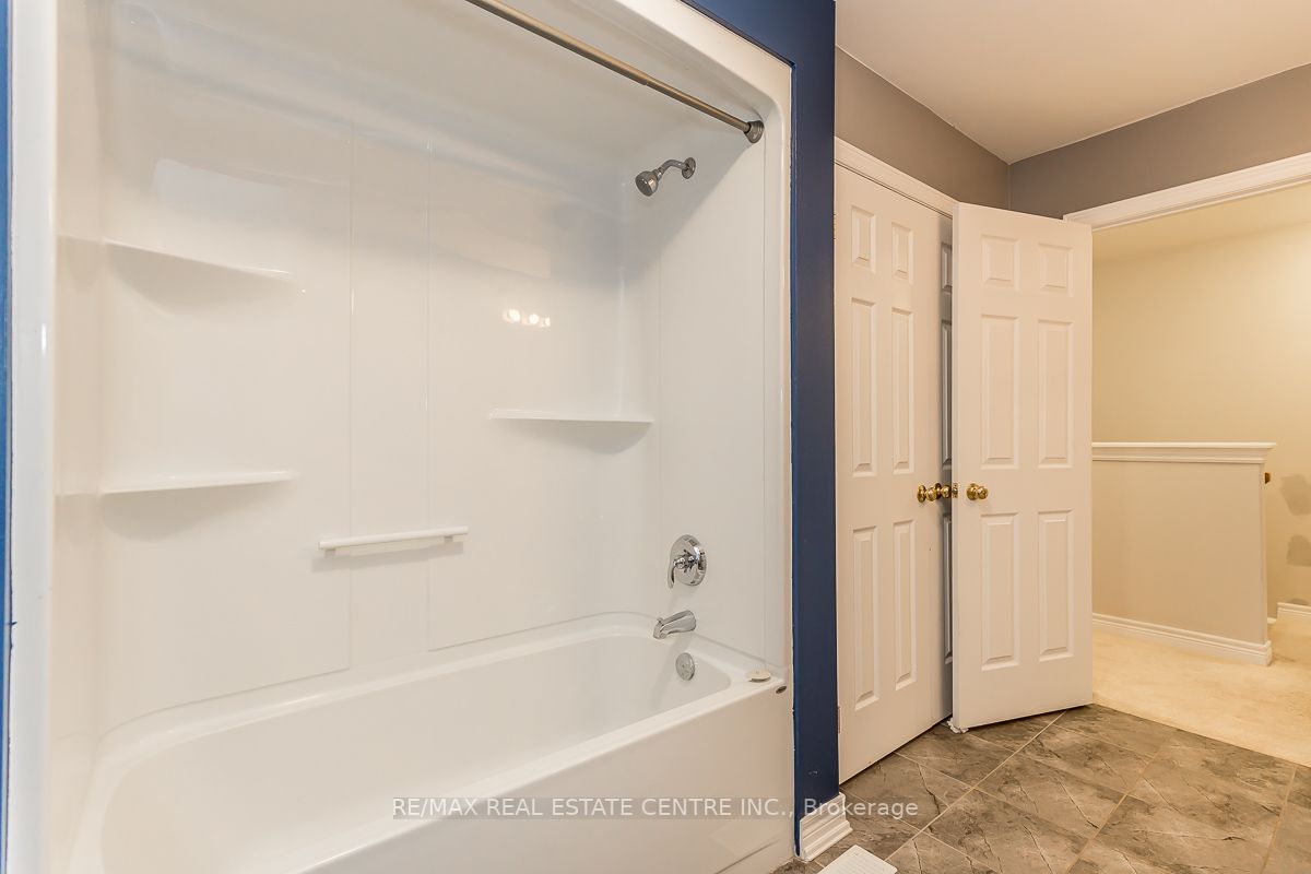 114 Parkinson Cres