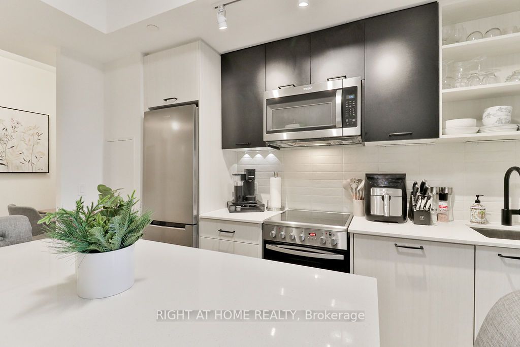 2300 St Clair Ave W, #813
