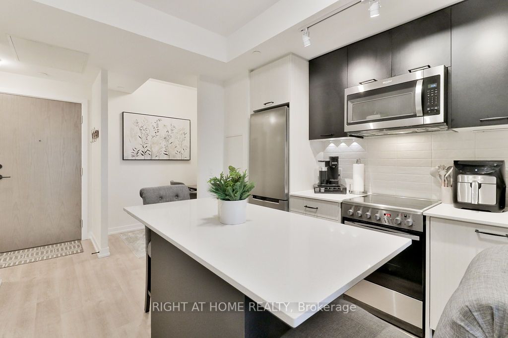 2300 St Clair Ave W, #813