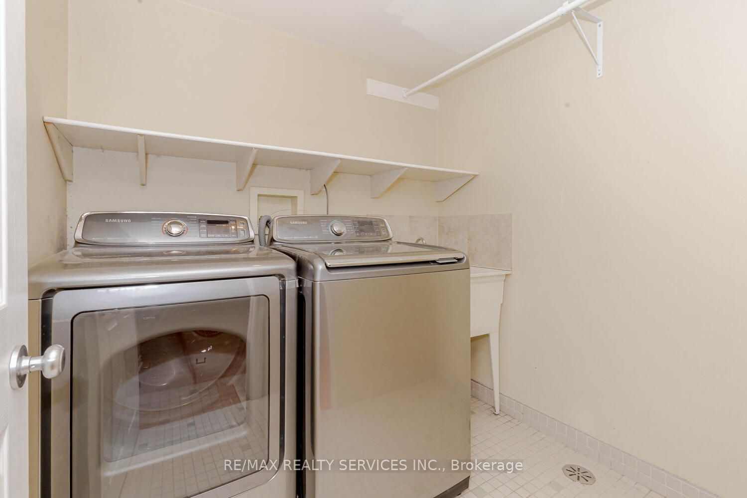 1259 Twin Oaks Dell Dr