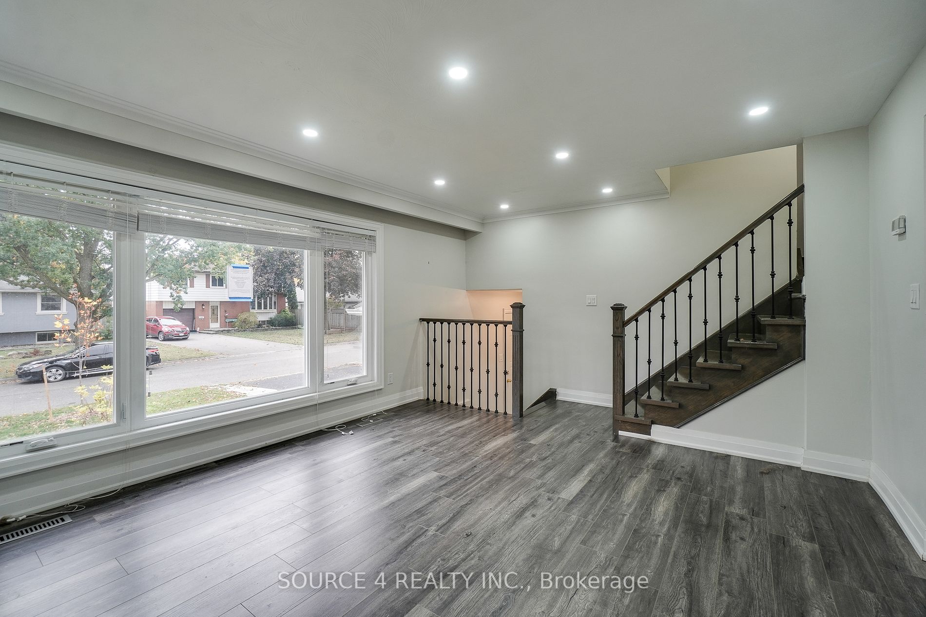 5526 Romanwood Cres