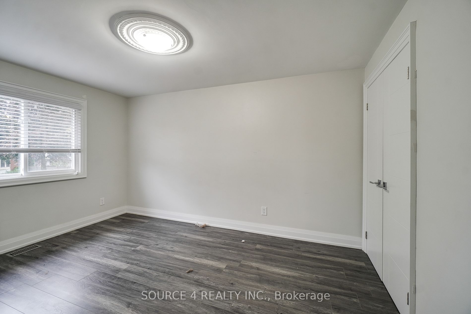 5526 Romanwood Cres