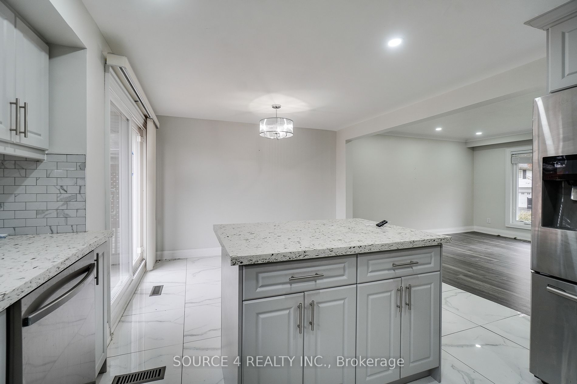 5526 Romanwood Cres